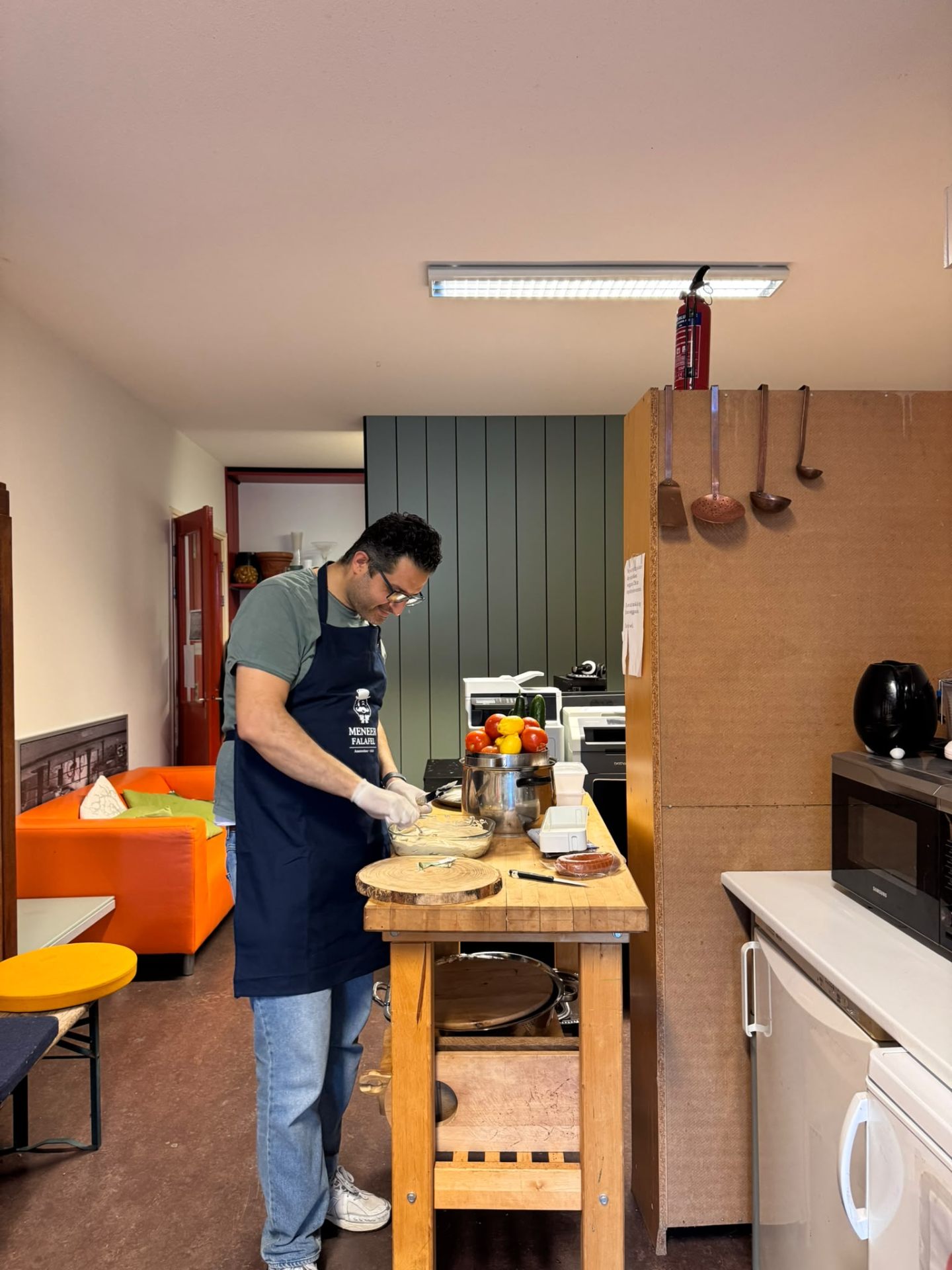 Diaa, de oprichter van Meneer Falafel, bereidt verse hummus