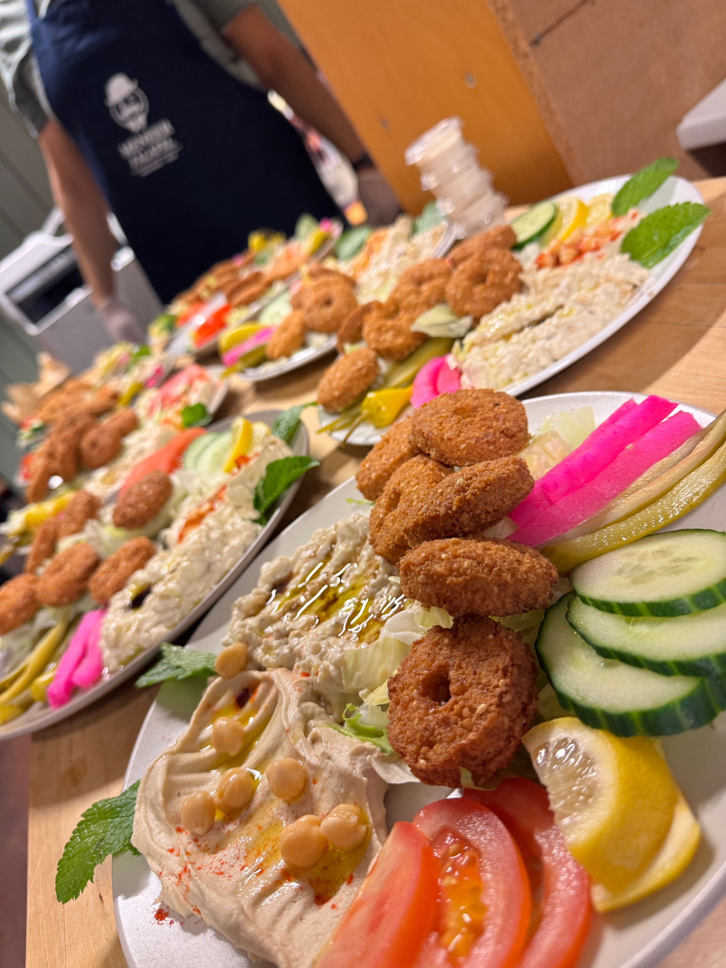 Borden met verse falafel, hummus en groenten van Meneer Falafel
