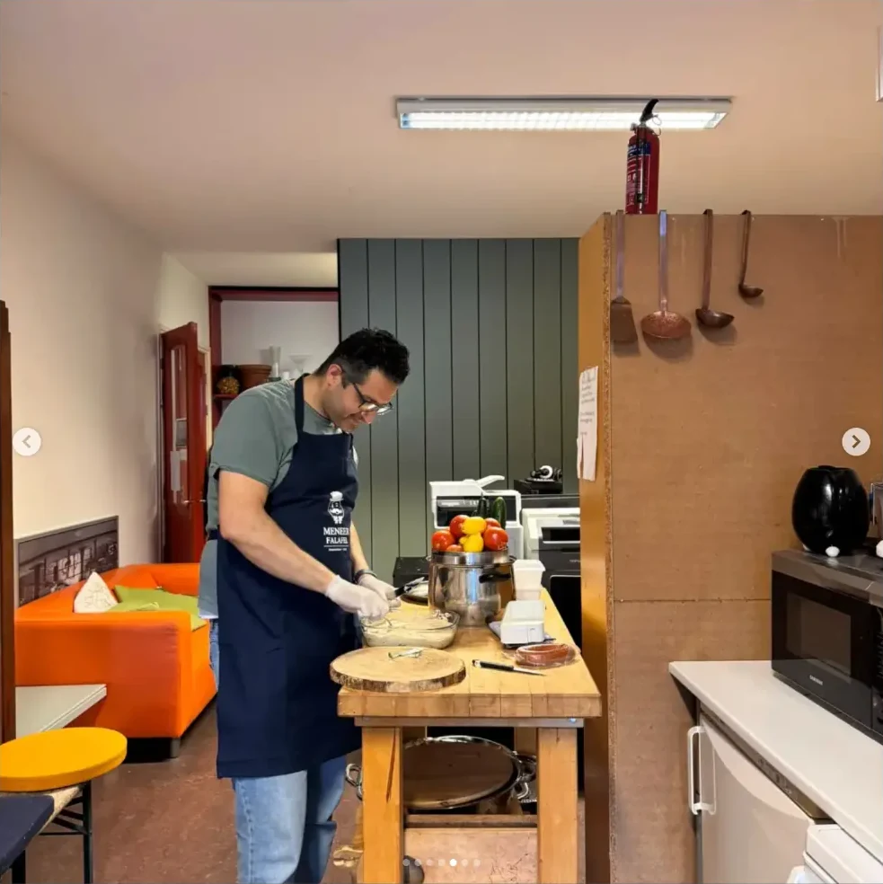 Diaa Alyasin bereidt verse gerechten voor persoonlijke catering