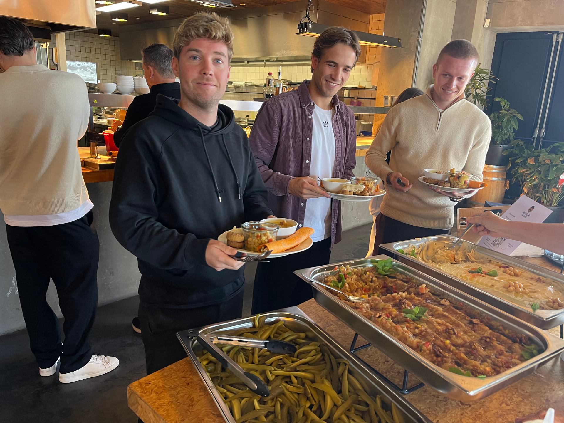 Meneer Falafel buffet met verse falafel, hummus en baba ghanoush tijdens een bedrijfslunch